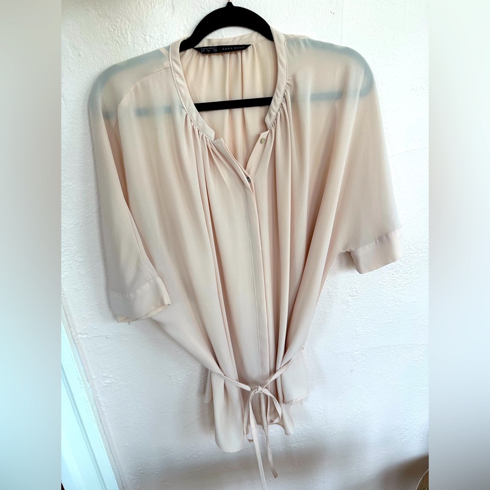 Zara Top, nude color, loose line that can tighten with lace around waist. Size M
